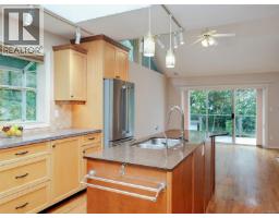 Entrance - 1 928 Bearwood Lane, Saanich, BC V8P3G1 Photo 8