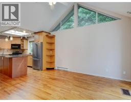 Living room - 1 928 Bearwood Lane, Saanich, BC V8P3G1 Photo 13
