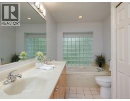 Family room - 1 928 Bearwood Lane, Saanich, BC V8P3G1 Photo 15