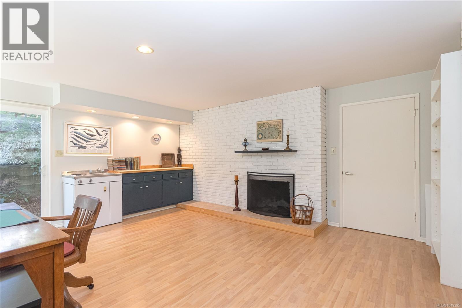 1030 Joan Cres - Image 21