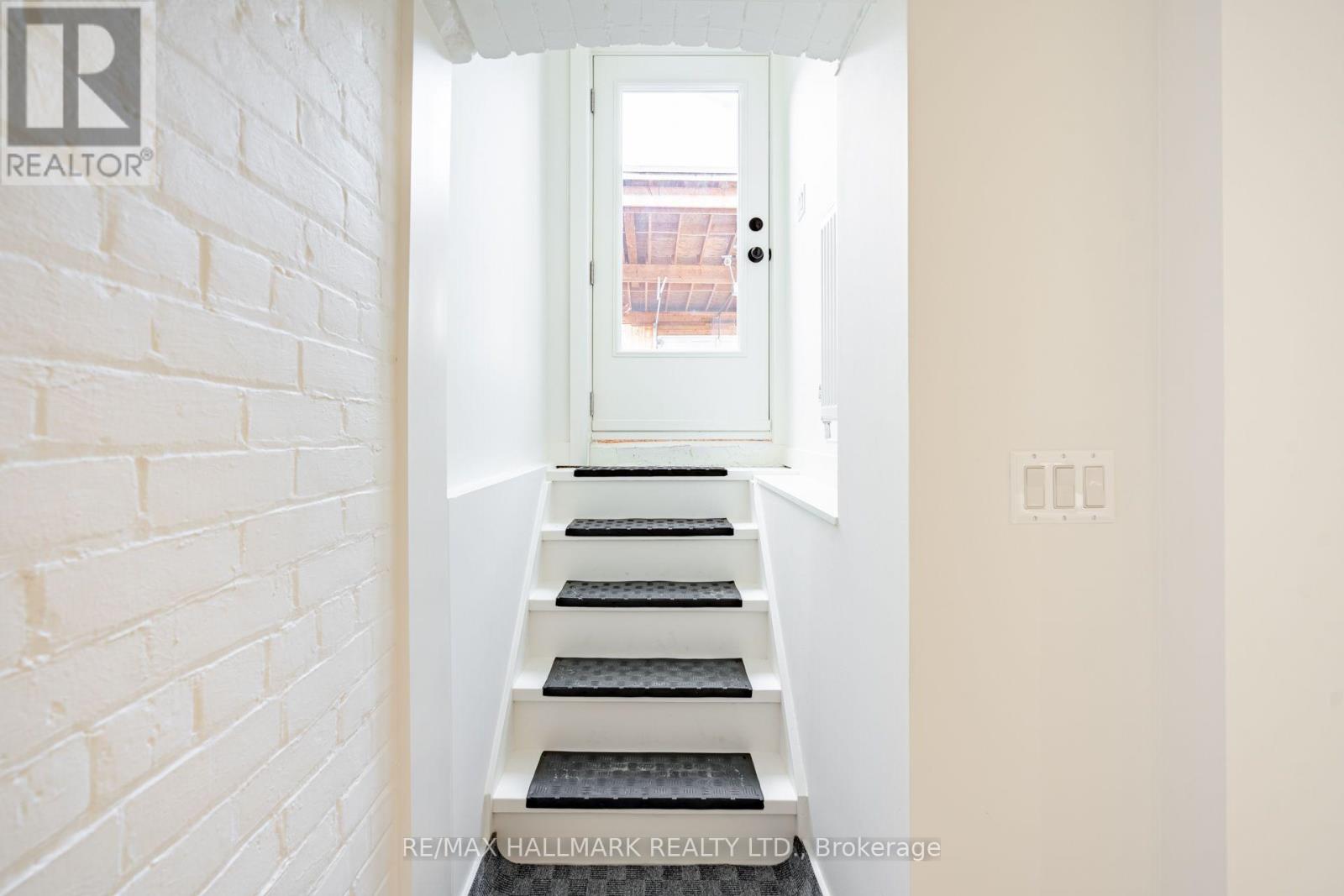 LOWER - 138 MILVERTON BOULEVARD, Toronto (Danforth) — photo 2