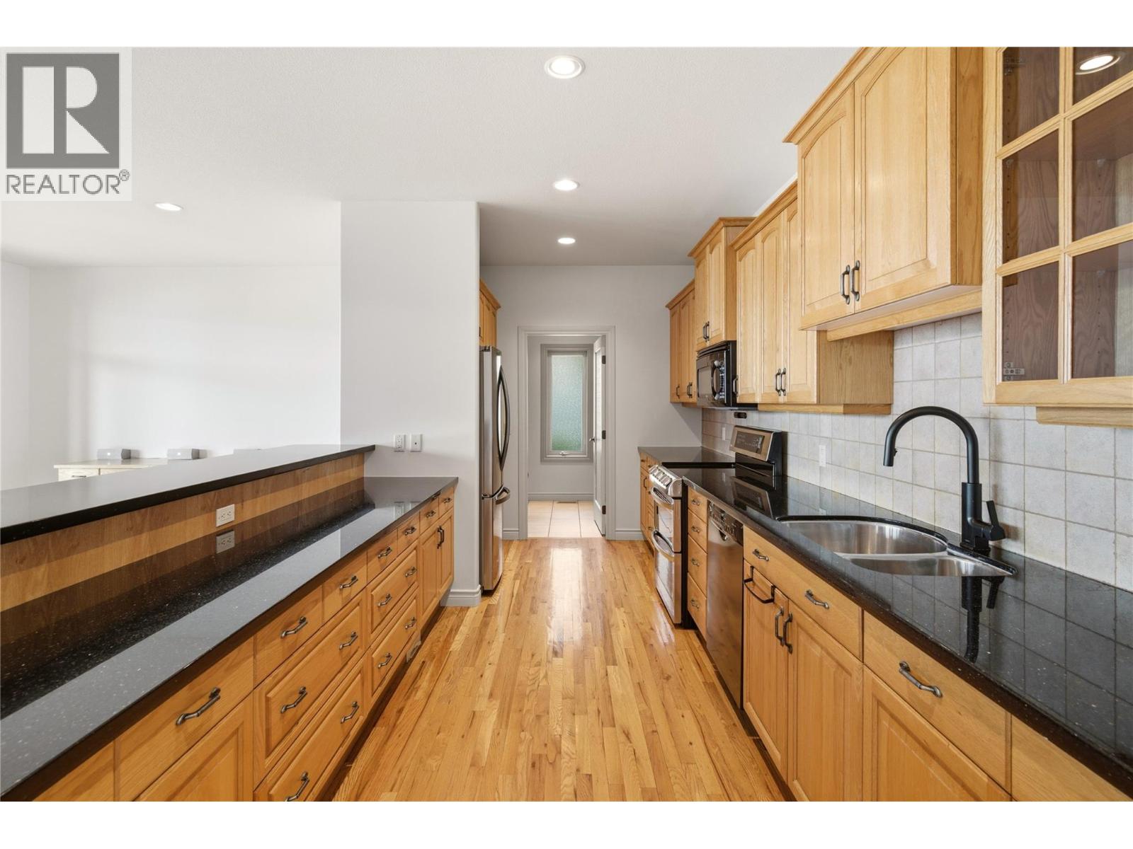 448 Viewcrest Road - 17