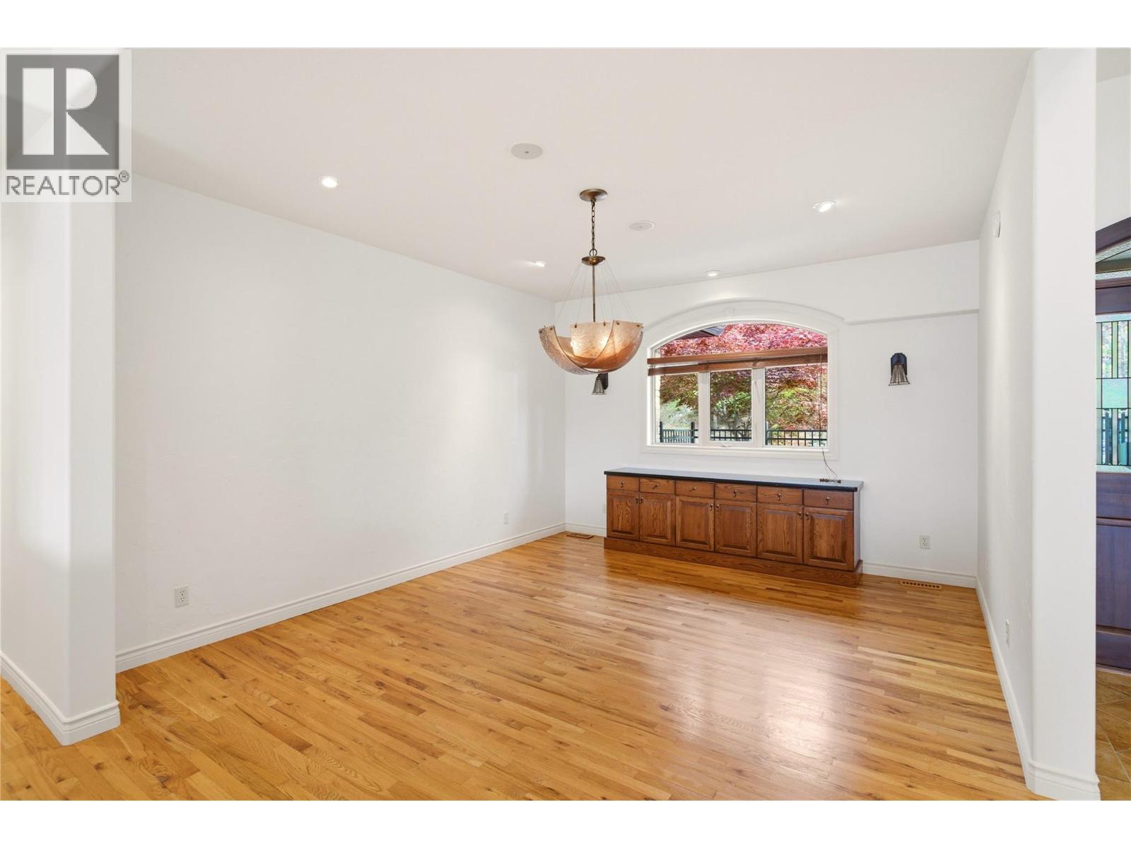448 Viewcrest Road - 21