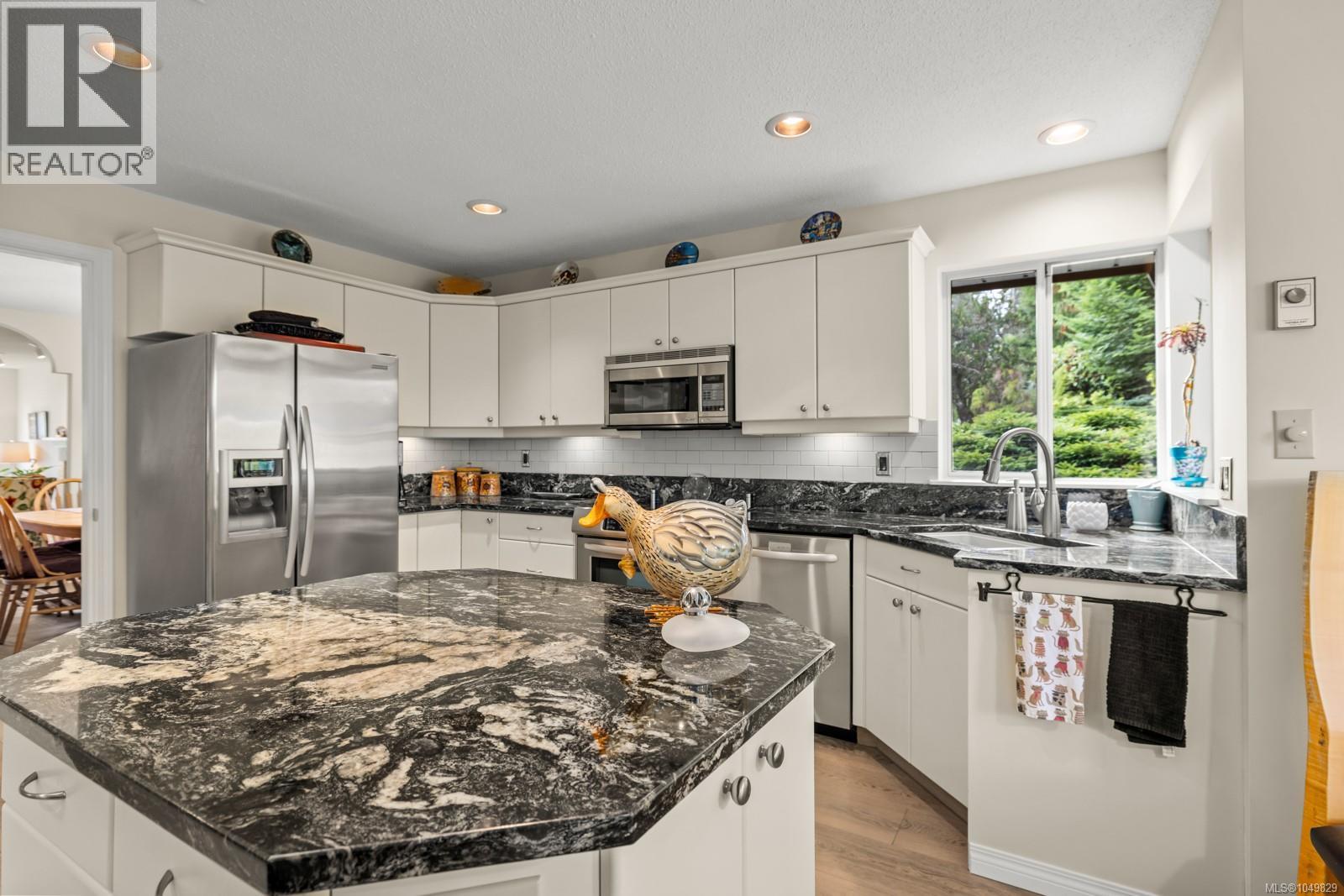 3572 Arbutus Dr S - 8