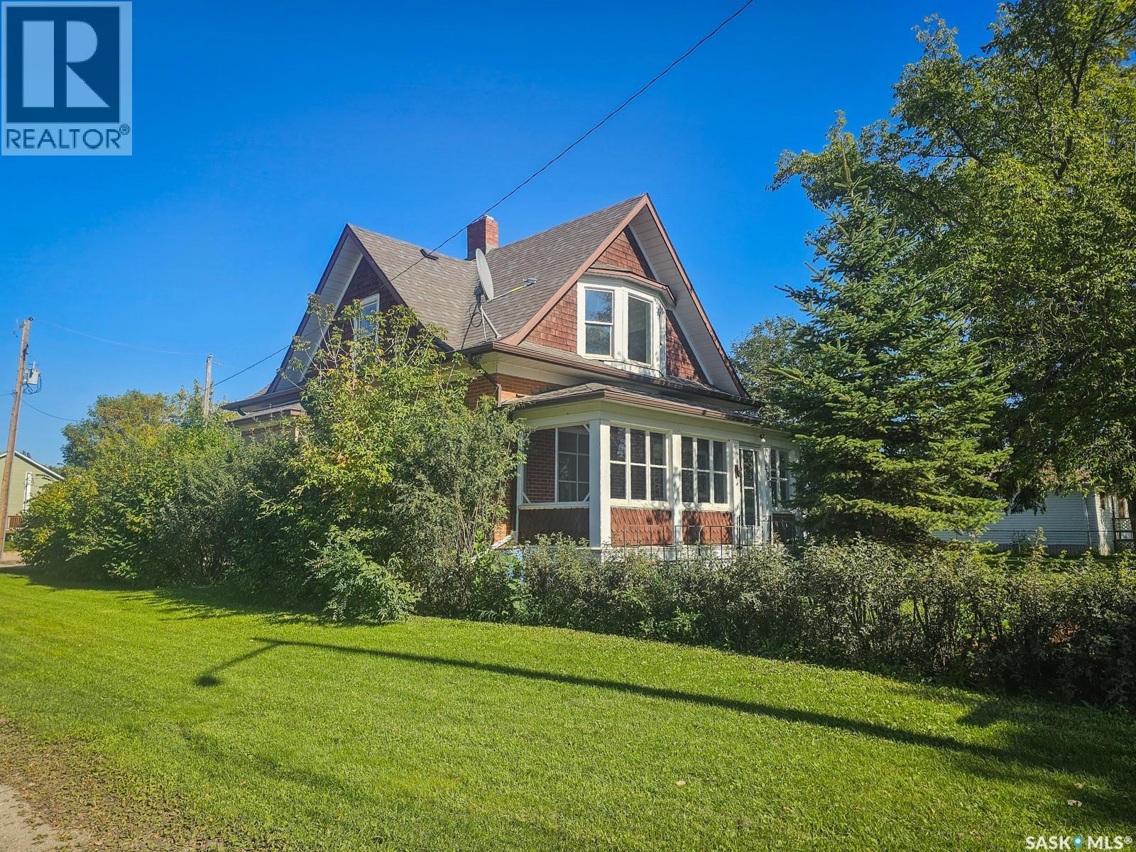 420 Burrows AVENUE W, Melfort — photo 2