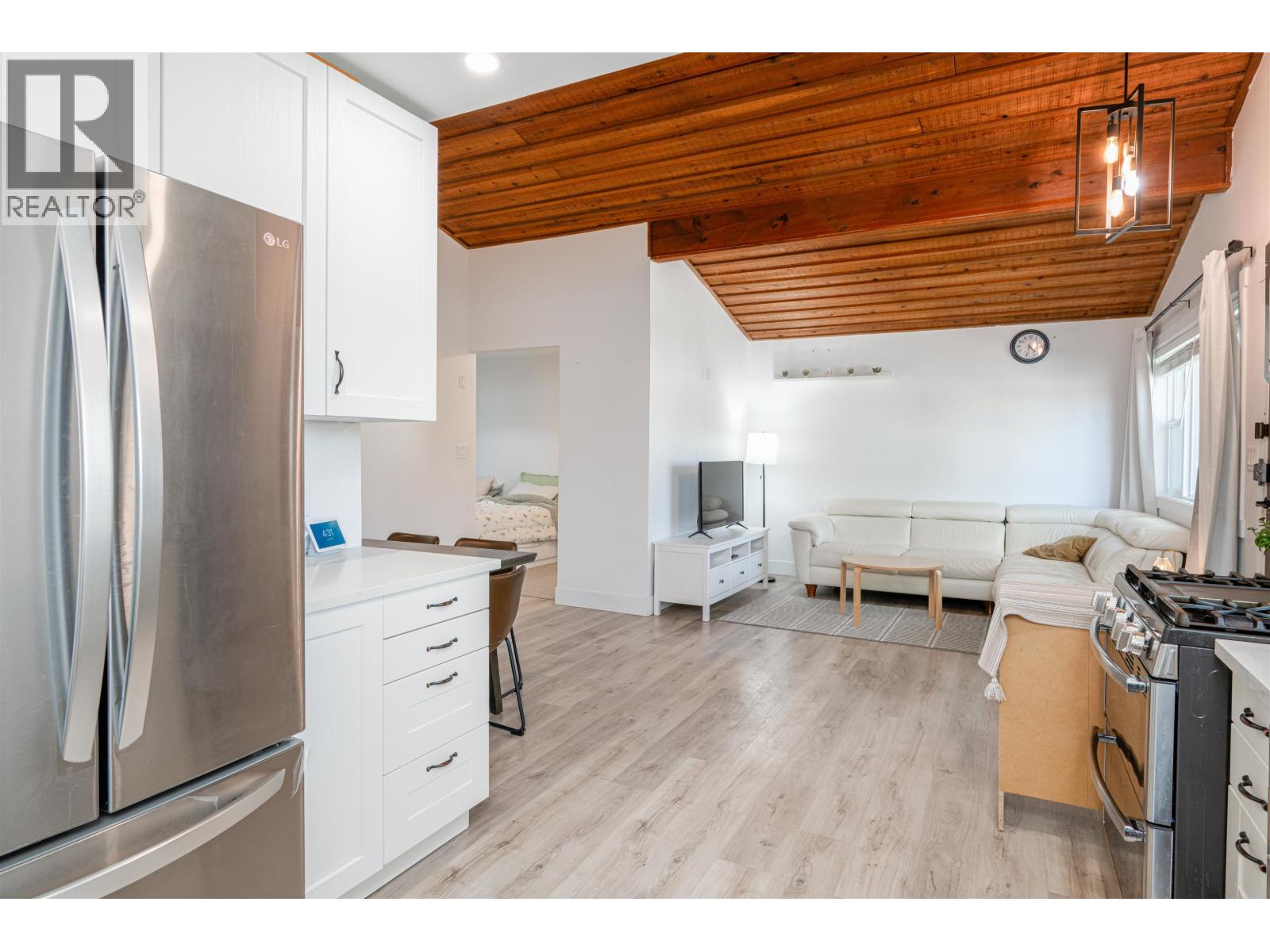 Photo 10 of 38 — 5923 BROCK DRIVE · Prince George, BC