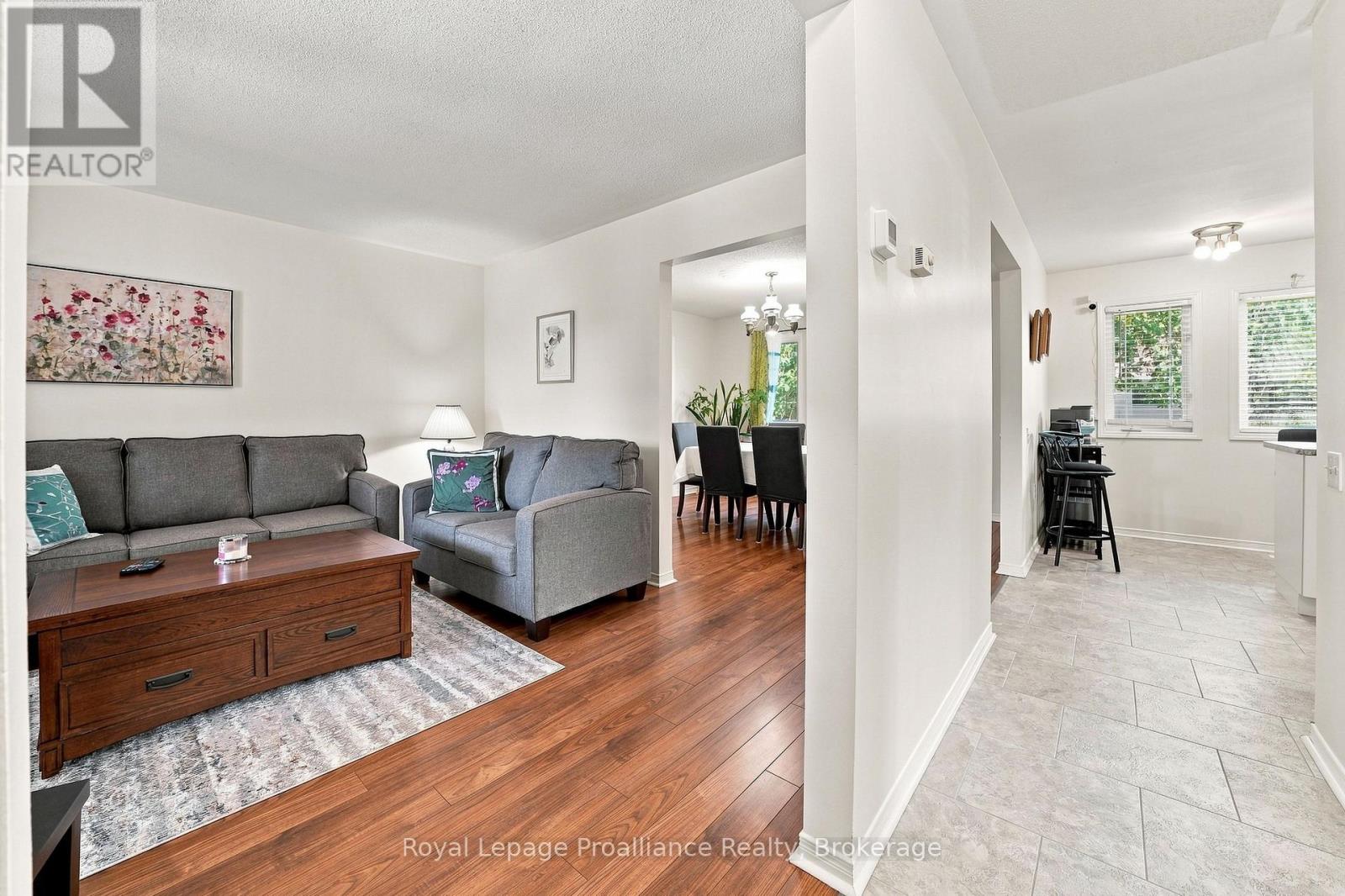 11 MONROE COURT, Prince Edward County (Wellington Ward) — photo 3