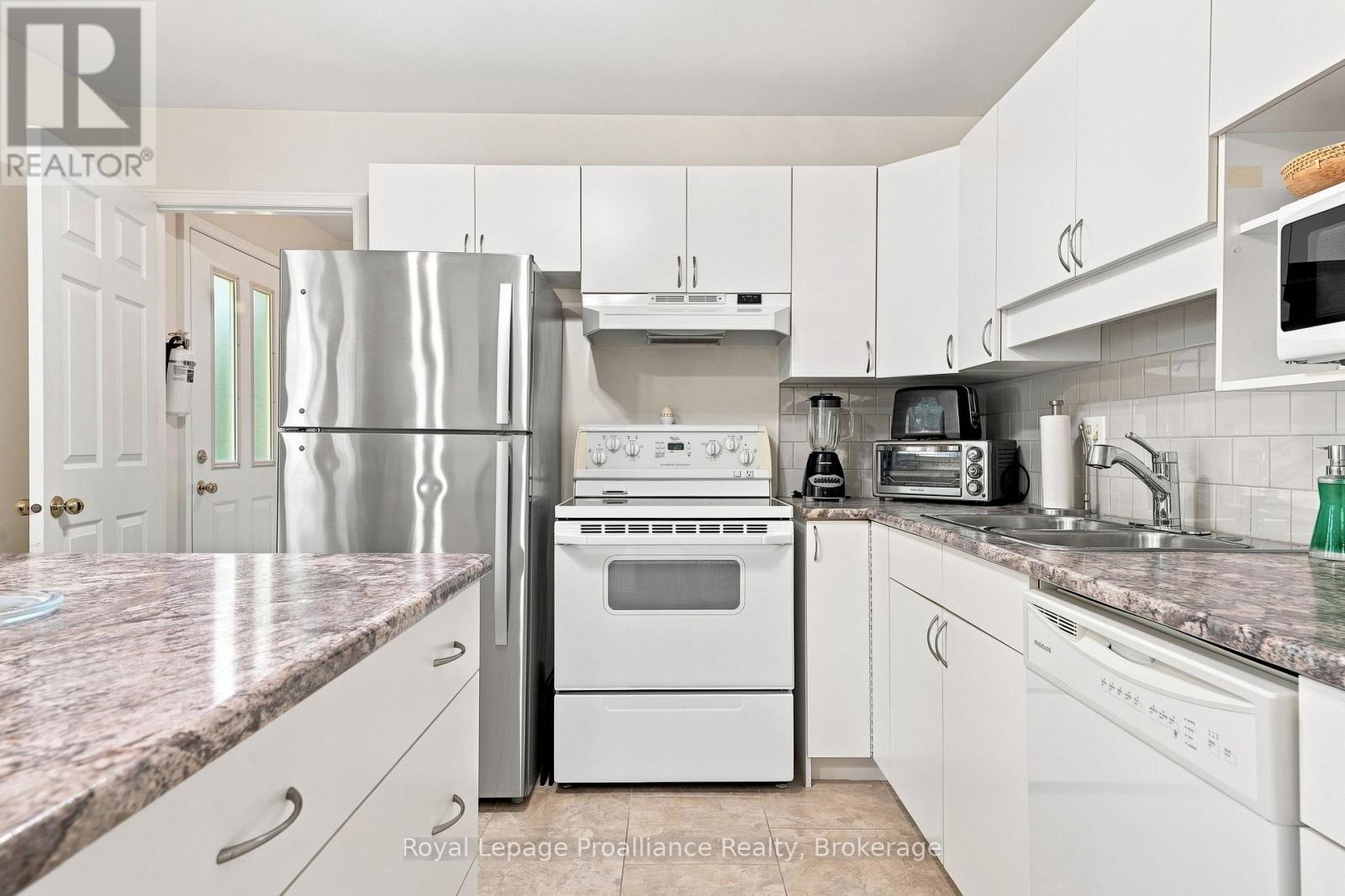 11 MONROE COURT, Prince Edward County (Wellington Ward) — photo 6