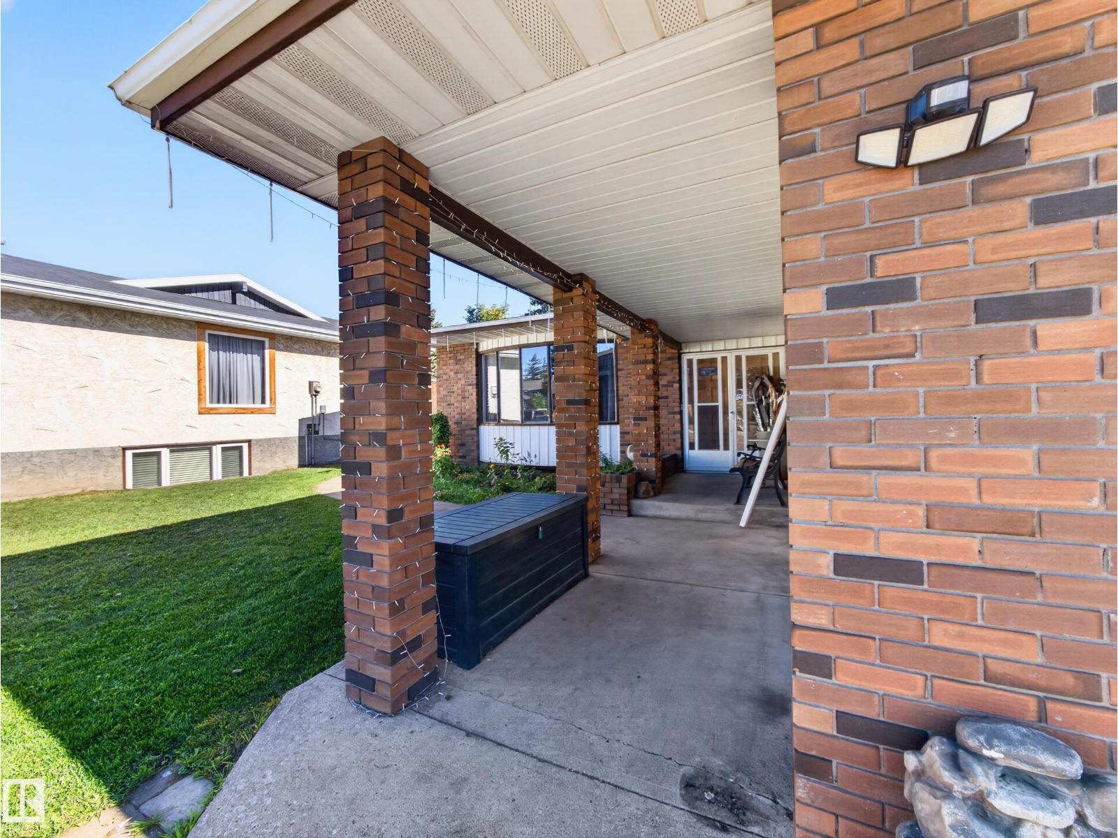3515 51 St NW photo 2 — MLS® E4509473