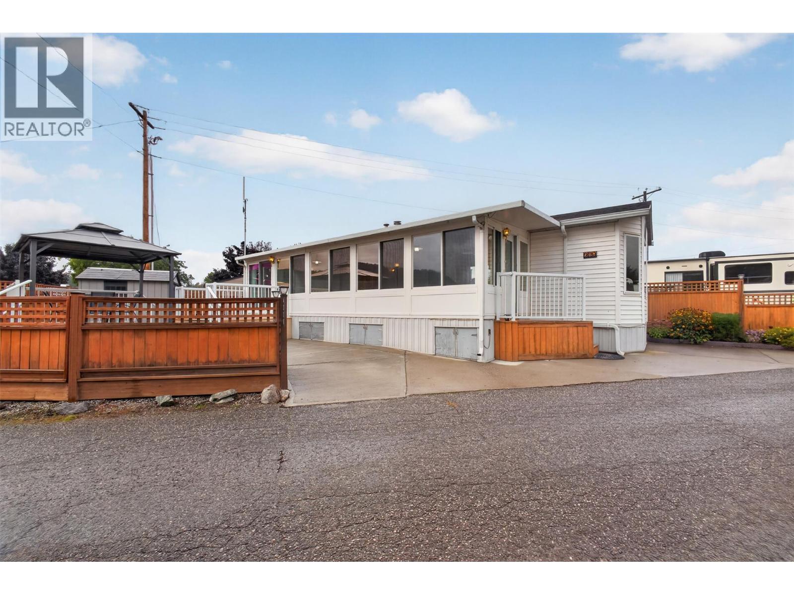 220 415 Commonwealth Road, Kelowna