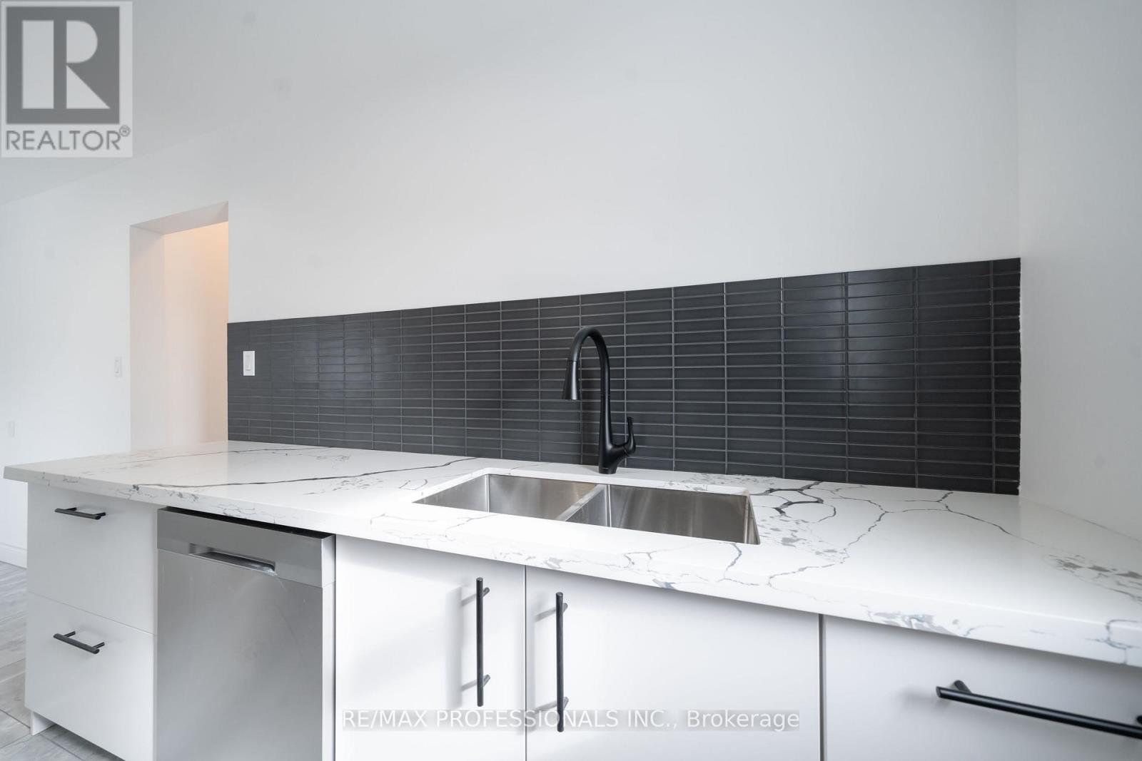 MAIN - 174 THIRTIETH STREET, Toronto (Alderwood) — photo 10