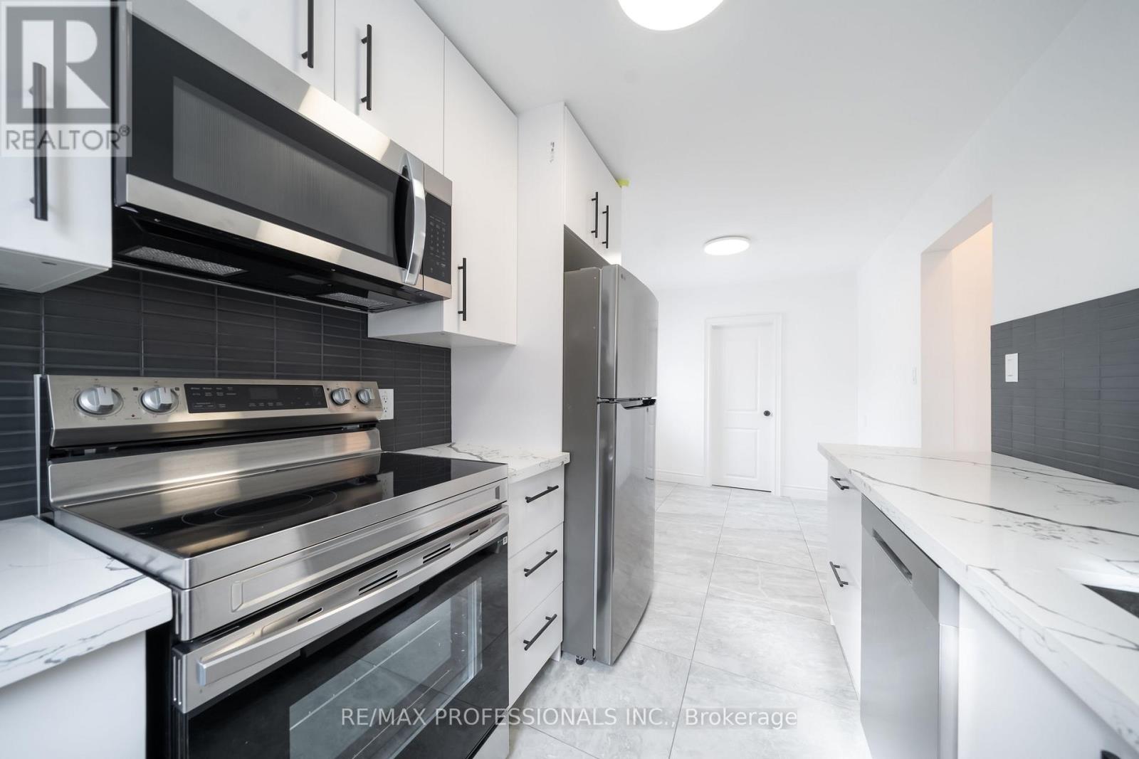 MAIN - 174 THIRTIETH STREET, Toronto (Alderwood) — photo 9