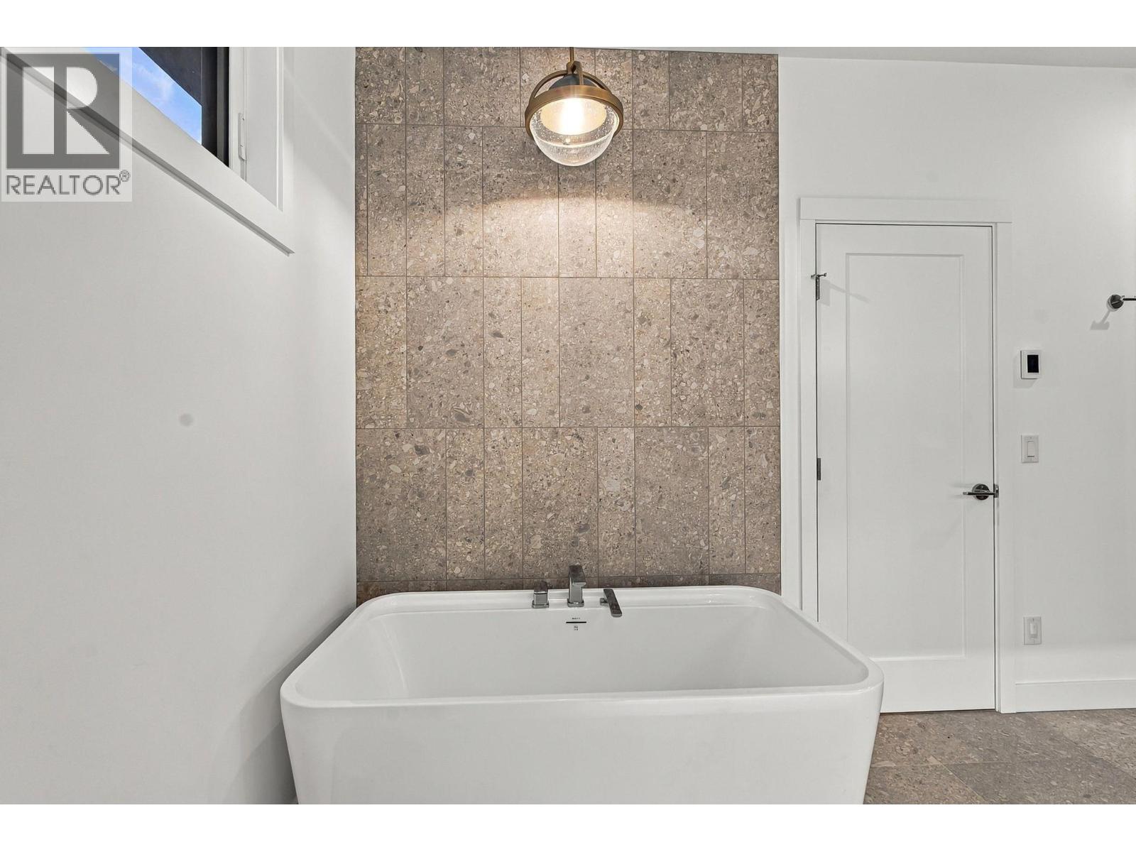 487 Clifton Road N - Image 32