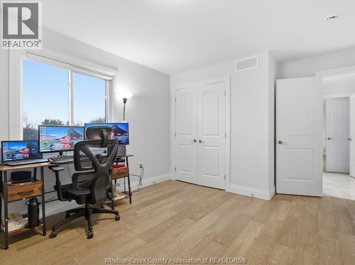 37 KINGSBRIDGE DRIVE - 22
