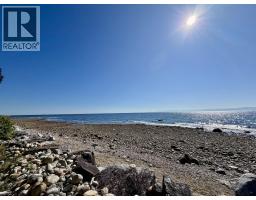 3199 Beach Avenue, Roberts Creek, BC V0N2W0 Photo 10