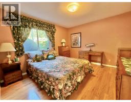 3199 Beach Avenue, Roberts Creek, BC V0N2W0 Photo 19