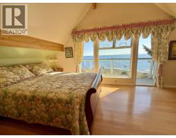 3199 Beach Avenue, Roberts Creek, BC V0N2W0 Photo 21