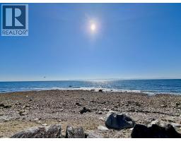 3199 Beach Avenue, Roberts Creek, BC V0N2W0 Photo 36