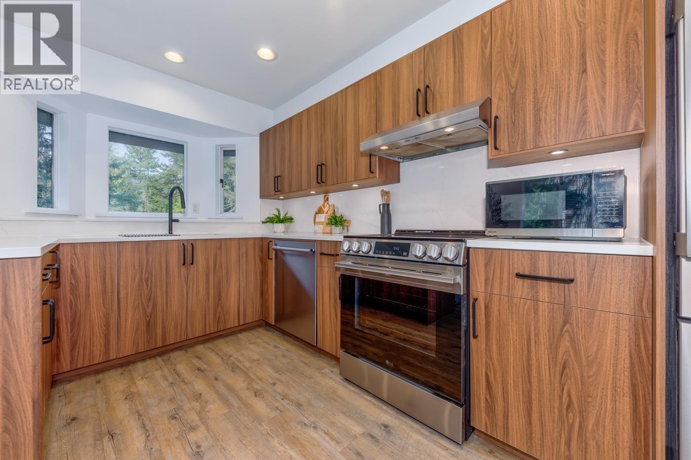 2053 GARIBALDI Way, Whistler, British Columbia, V8E0A6, Whistler, British Columbia — photo 3 of 5