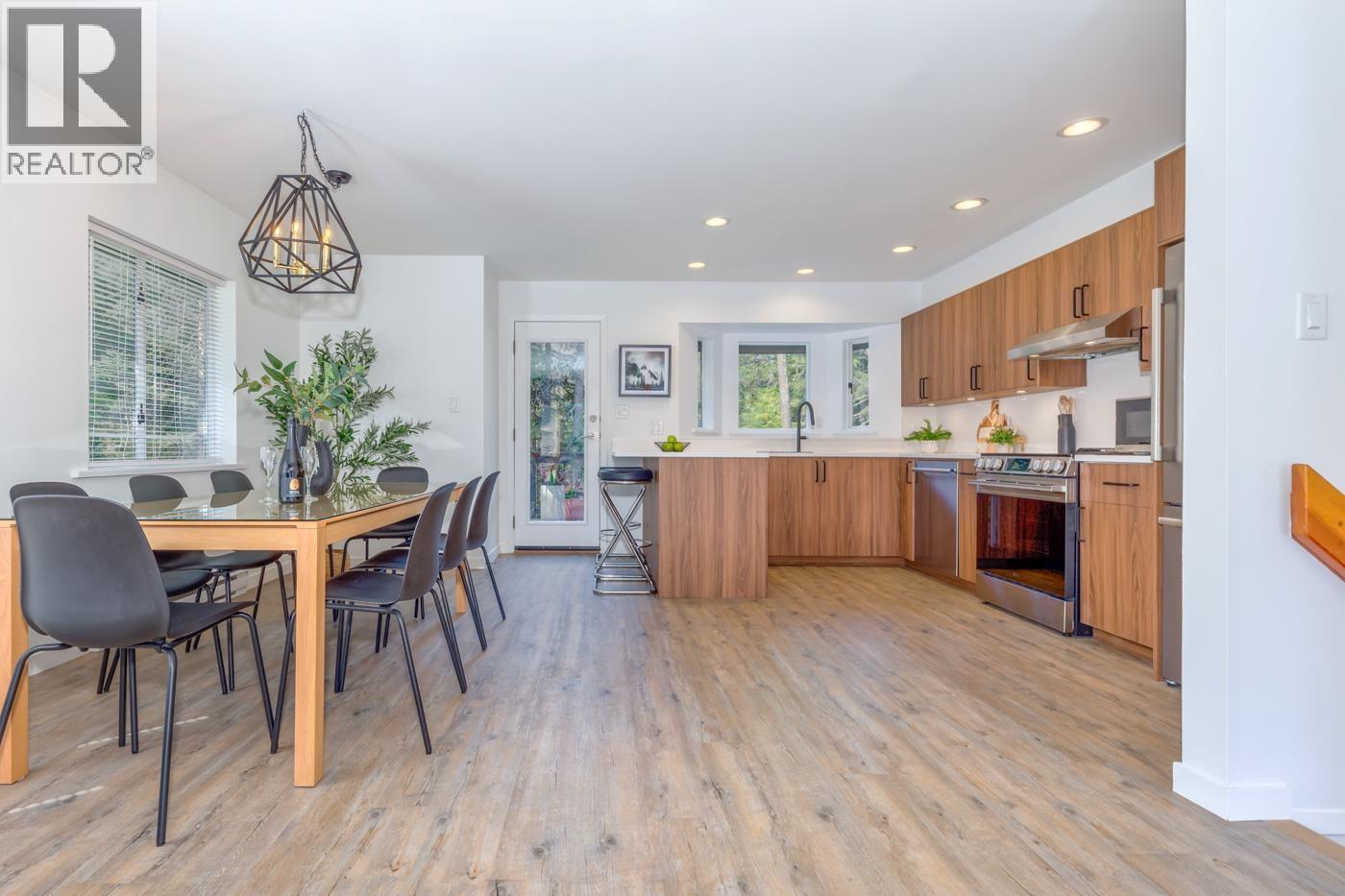 2053 GARIBALDI Way, Whistler, British Columbia, V8E0A6, Whistler, British Columbia — photo 4 of 5