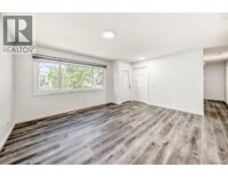 4pc Bathroom - 3224 Rundlelawn Road Ne, Calgary, AB T1Y3H5 Photo 10