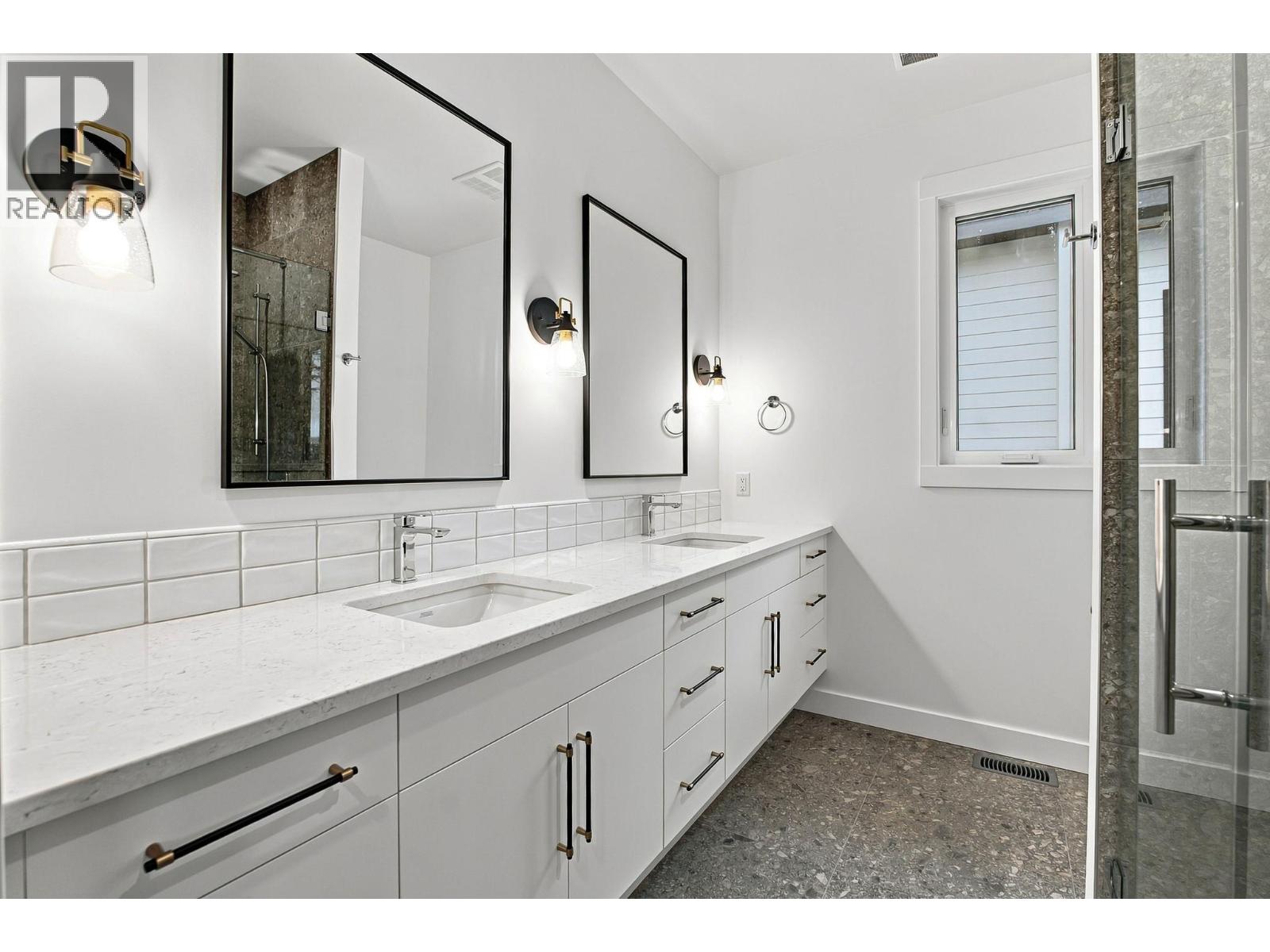 491 Clifton Road N - 27