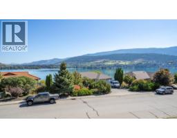 Full bathroom - 8210 Stoneridge Drive, Coldstream, BC V1B3M3 Photo 12