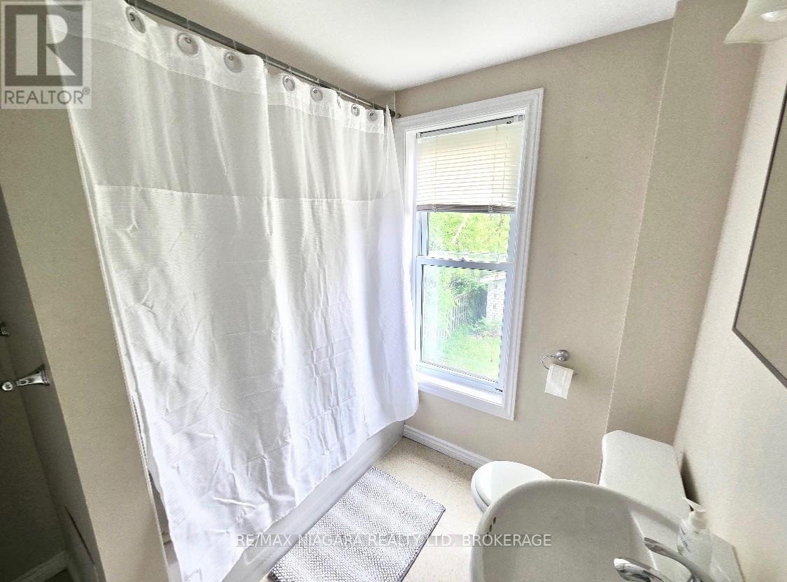 UPPER - 215 MCALPINE AVENUE S, Welland (Lincoln/Crowland) — photo 4