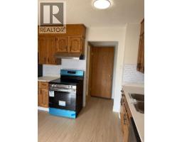 4pc Bathroom - 471 78 Avenue Ne, Calgary, AB T2K5A1 Photo 9