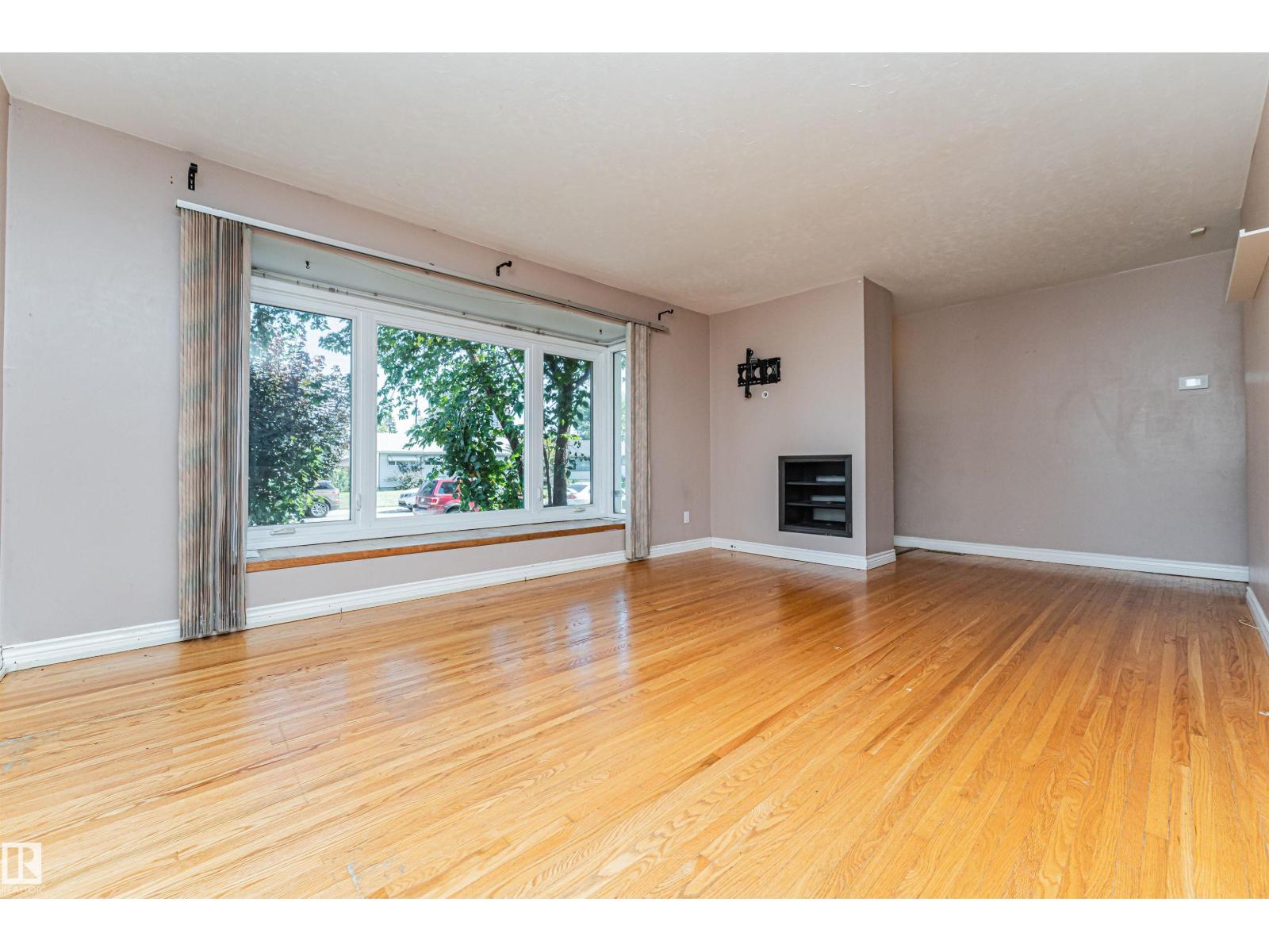 8610 157 ST NW - 4