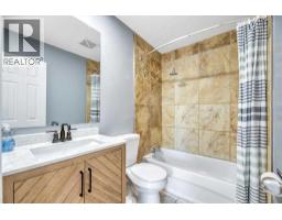 Kitchen - 4819 Memorial Drive Se, Calgary, AB T2A2P9 Photo 10