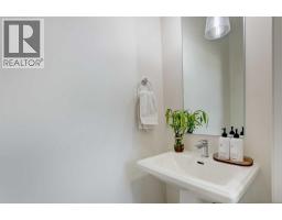 30 Creekside Manor Sw, Calgary, AB T2X5S2 Photo 12