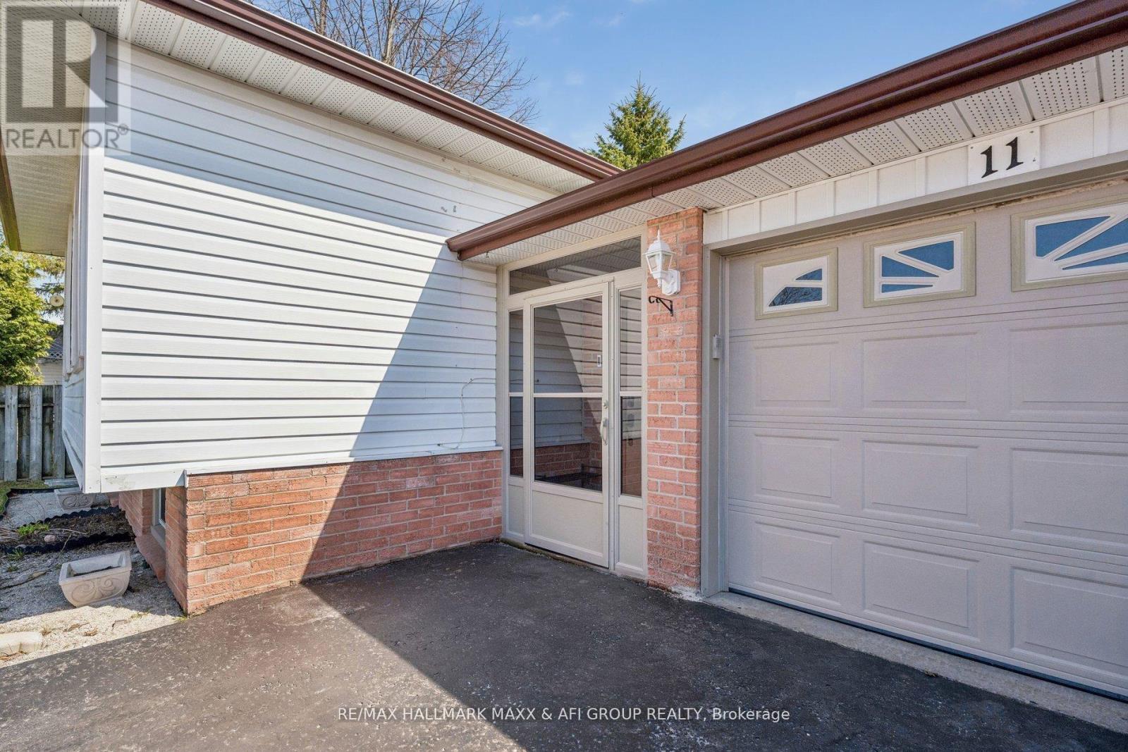 11 CHARLOTTE COURT, Barrie (Letitia Heights) — photo 2