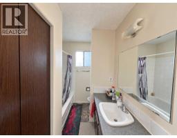 4pc Bathroom - 668 Whiteridge Road Ne, Calgary, AB T1Y2Y8 Photo 9