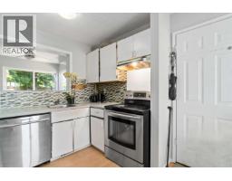 881 Pinebrook Place, Coquitlam, BC V3C4C1 Photo 9