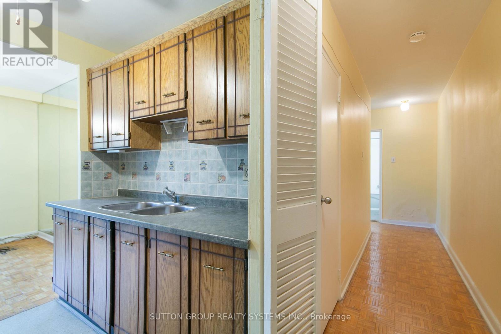 #209 921 MIDLAND AVENUE - 18