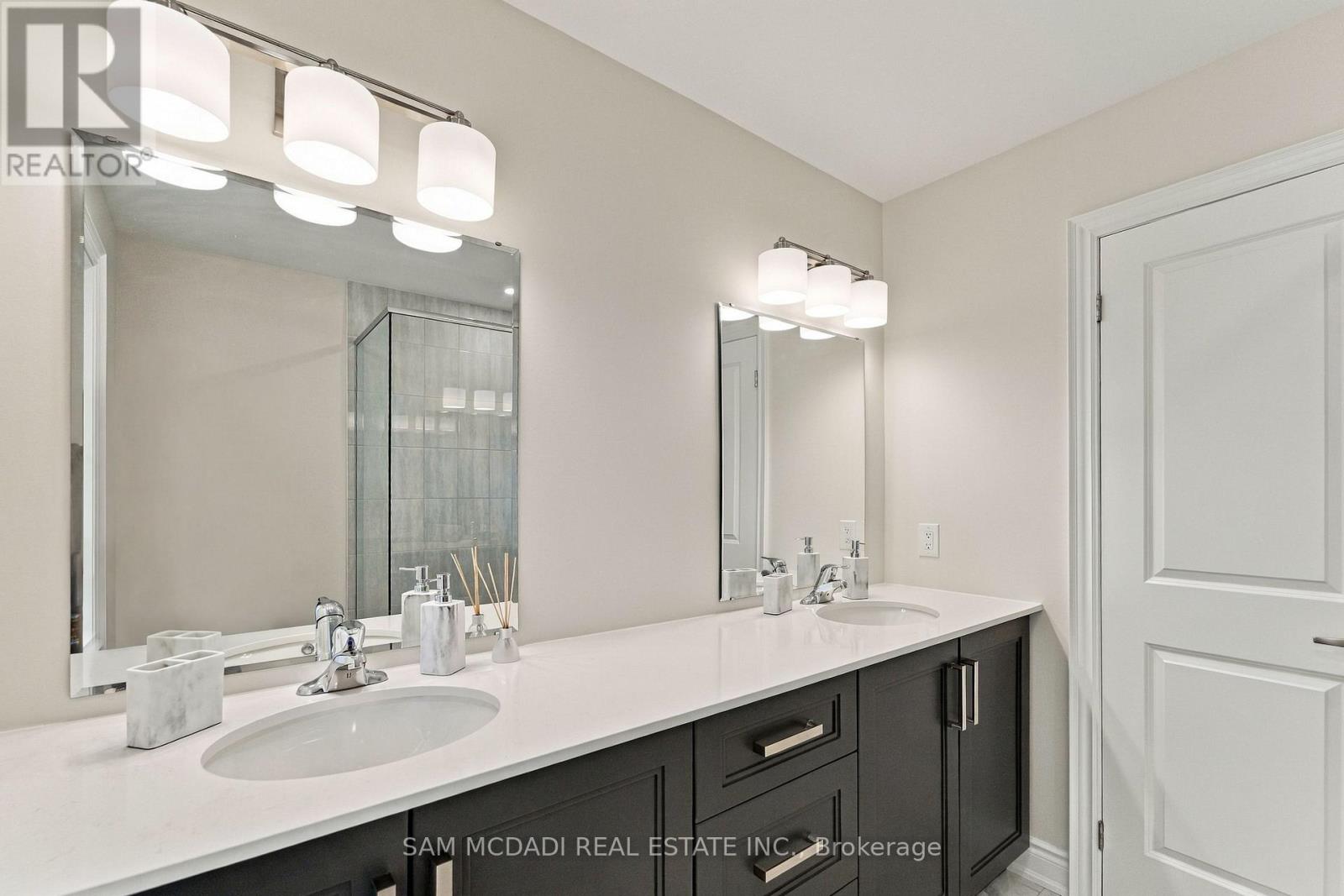 189 STRACHAN STREET - 23