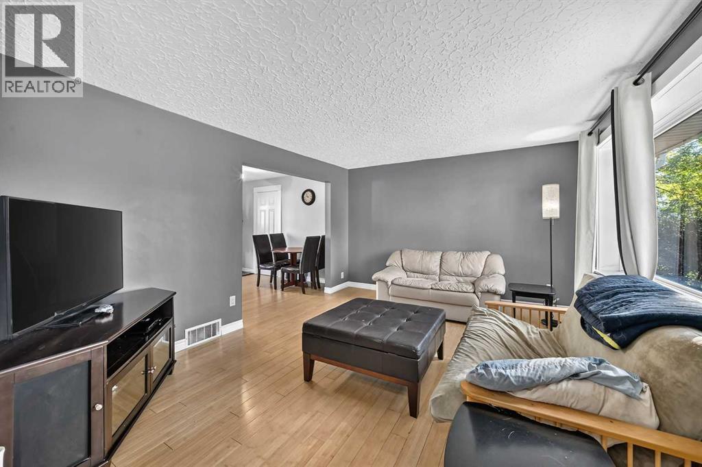 Listing photo – 5020 46 Street, Innisfail