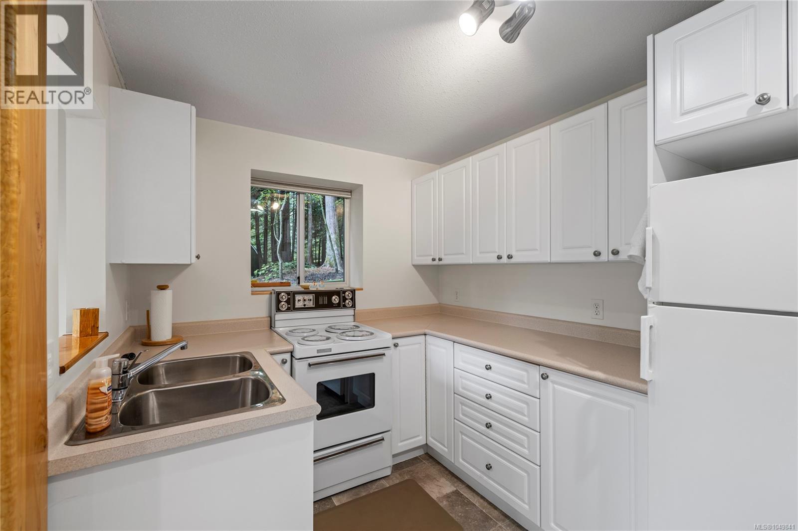 1769 Errington Rd - Image 33