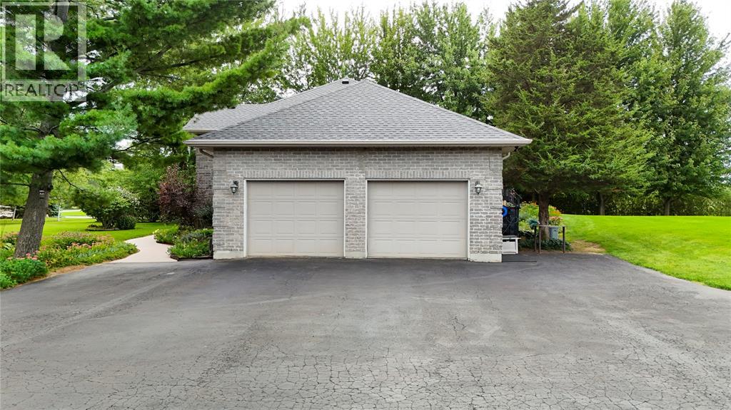 8766 VANCE DRIVE, Lambton Shores — photo 6