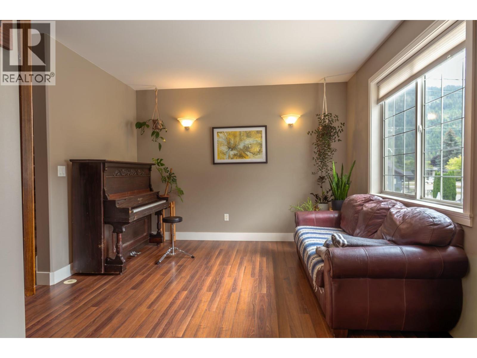 414 Beasley Street W - Image 8