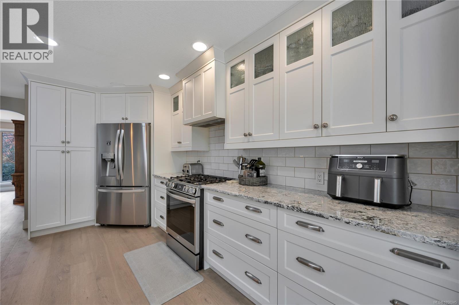 901 Savary Dr - 11