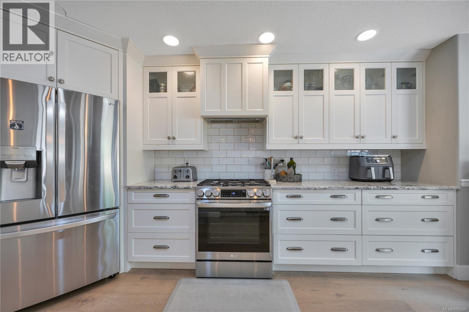 901 Savary Dr - Image 12