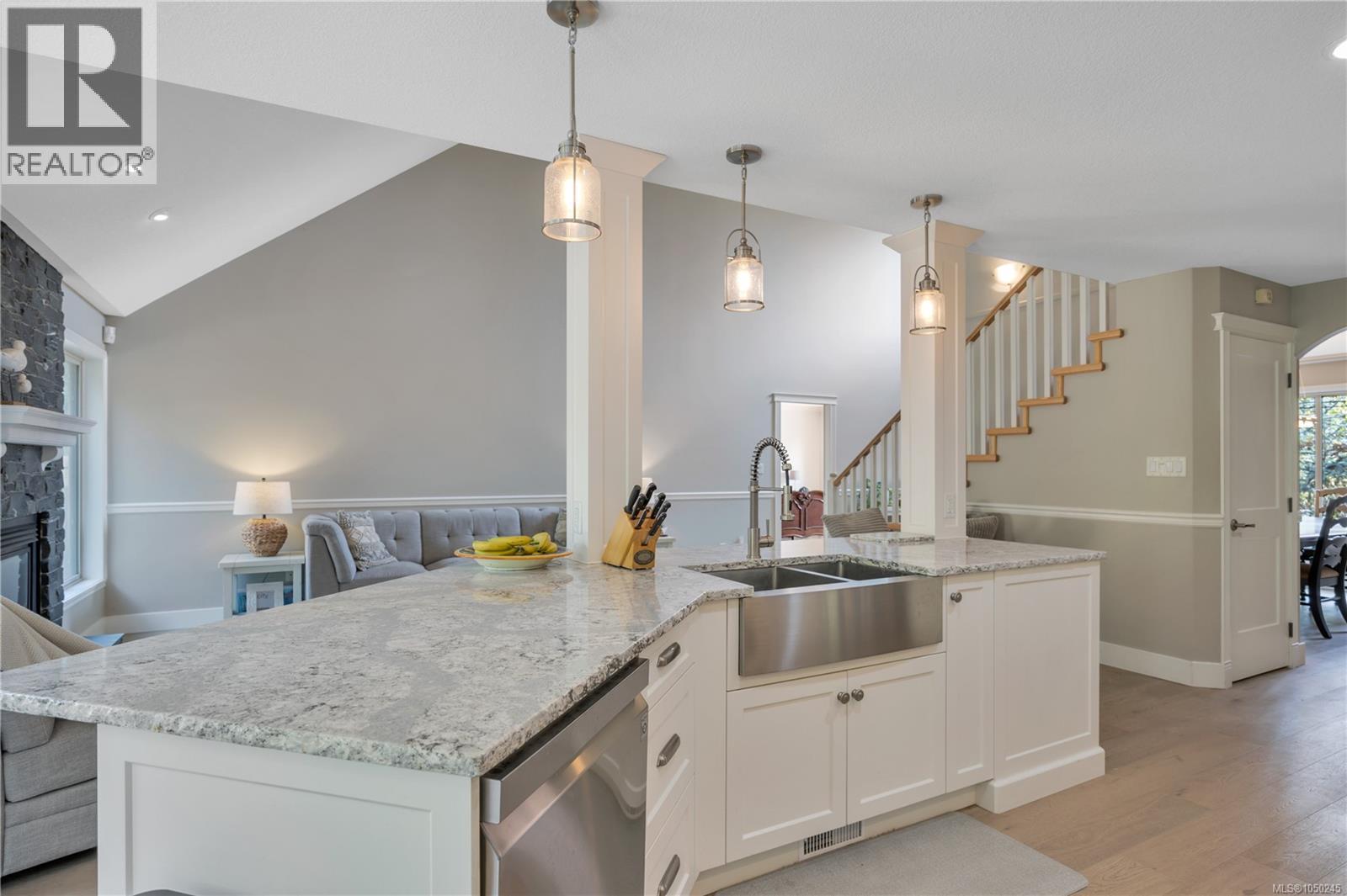 901 Savary Dr - 13