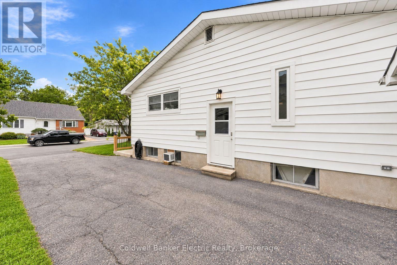 19 GRAHAM STREET E - 31