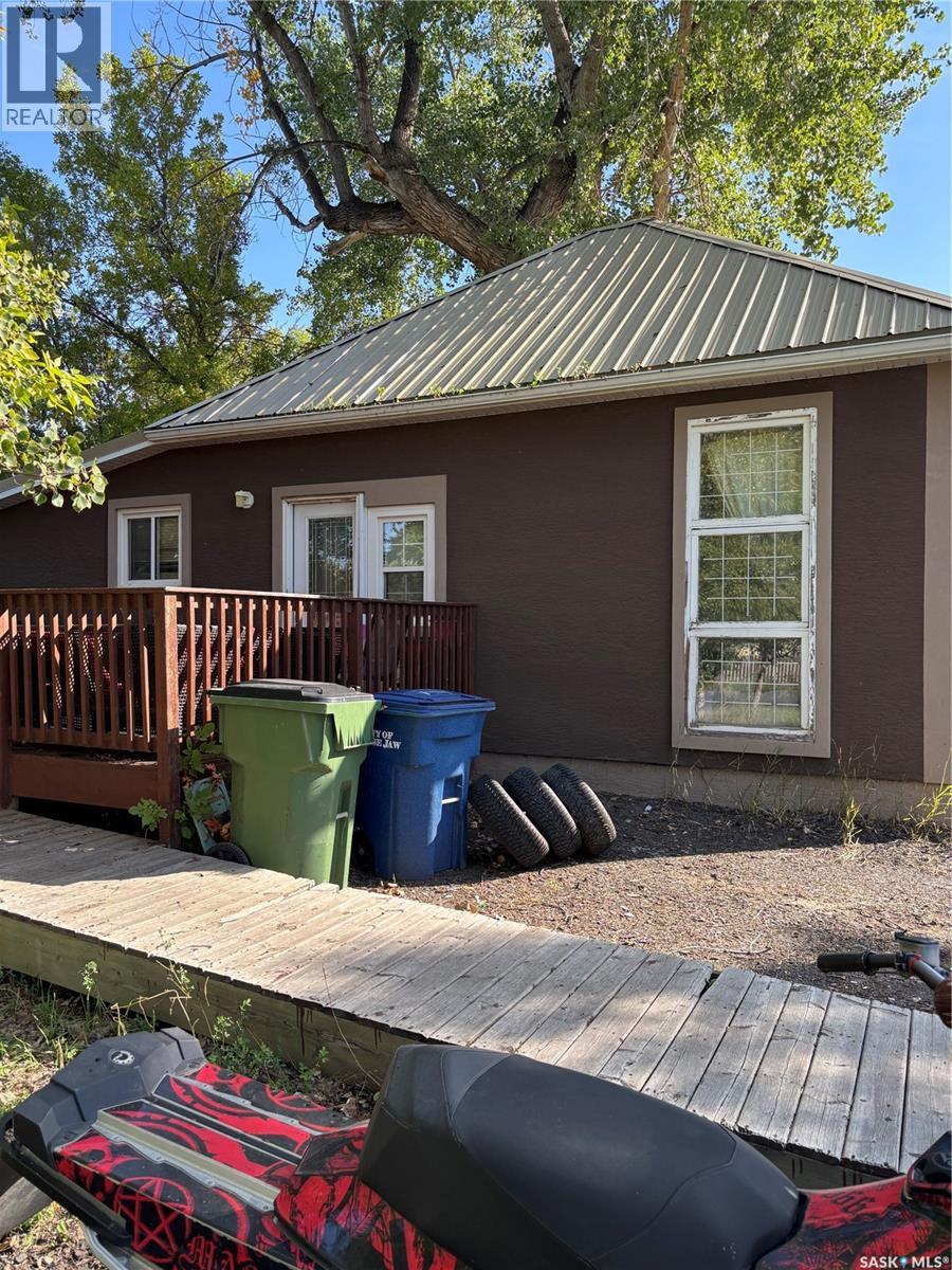 530 Manitoba STREET E, Moose Jaw — photo 2