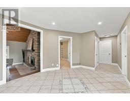 Living room - 166 Hillcrest Drive, East Gwillimbury, ON L9N0E5 Photo 6