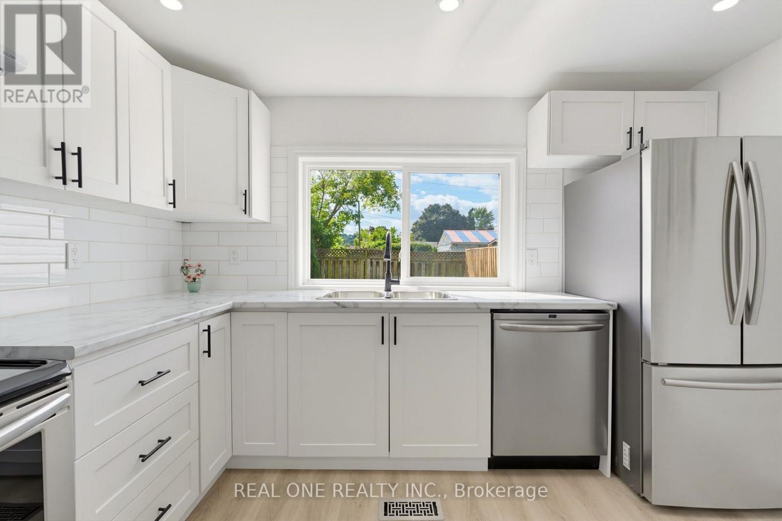 27 GILKISON STREET, Brantford — photo 9