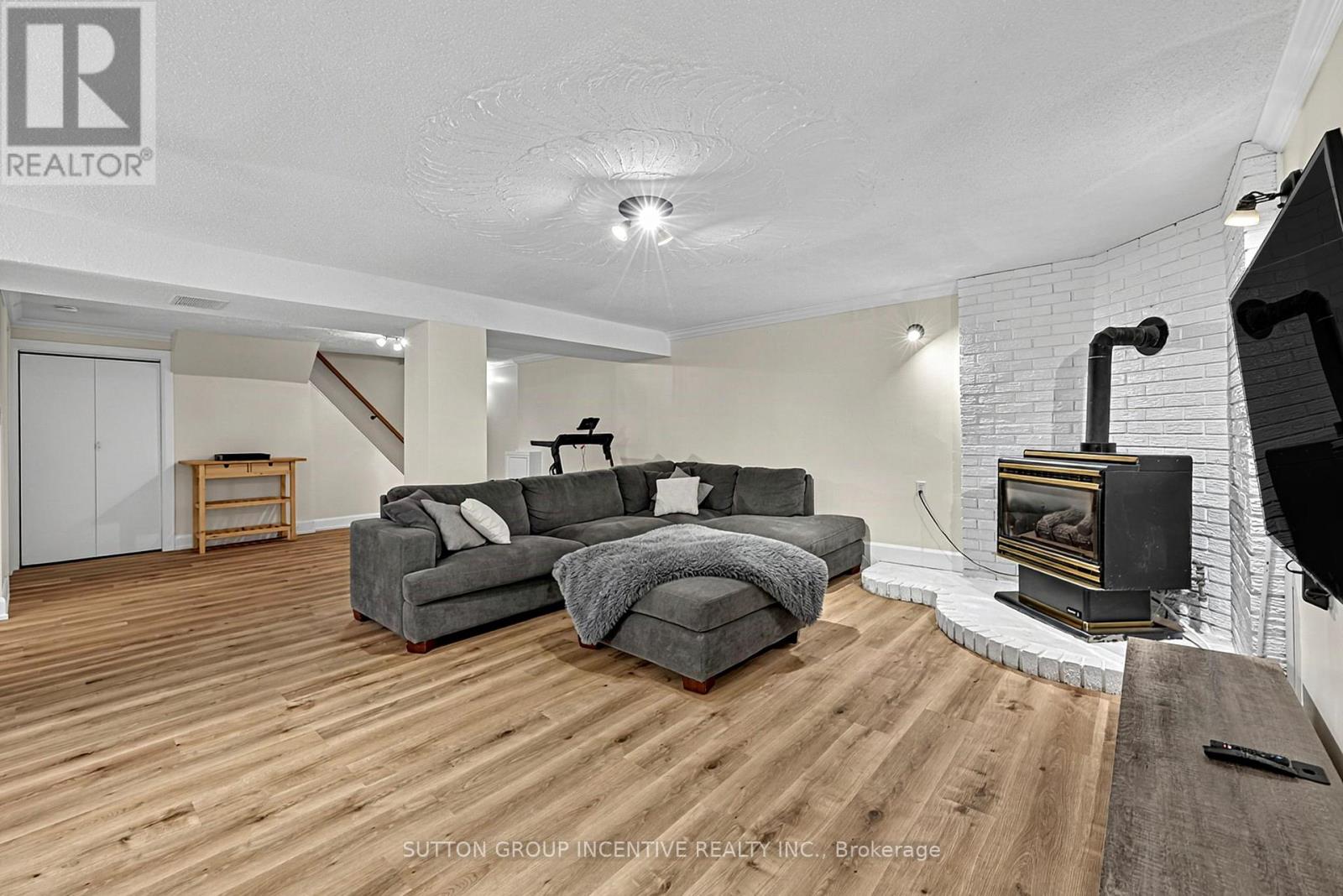 163 GROVE STREET E - 23