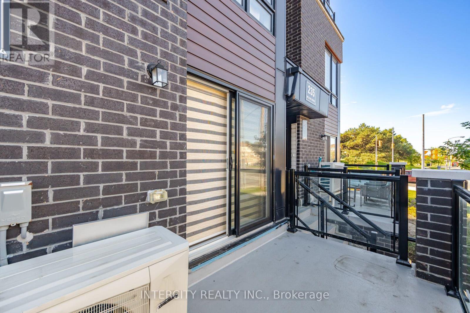 #4 235 MCLEVIN AVENUE - 23